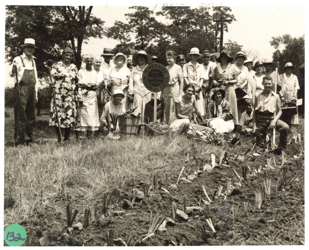 Figure XXIII. Riverside Memorial Drive in East Nashville (Eliza Bunch standing with hat in the center), c. 1935.